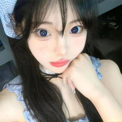 濠河边上的女人